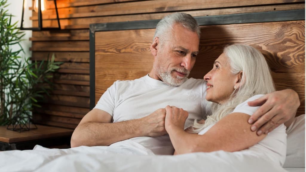 Ein Paar liegt zusammen im Bett