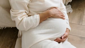 Frau ist schwanger trotz chronischer Krankheit