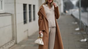 Eine Frau in einem stylischen Loungewear-Set
