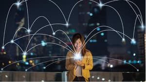 Eine Frau ist mit ihrem Smartphone online