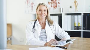 Eine Ärztin hält ein iPad in der Hand