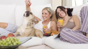 Bis mittags im Bett liegen und danach in Kuschelklamotten auf die Couch, so entspannen Sie!