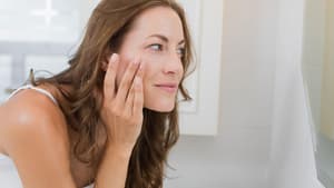 Wer zu großen Poren und fettiger Haut neigt, sollte unbedingt die richtige Pflege anwenden. 