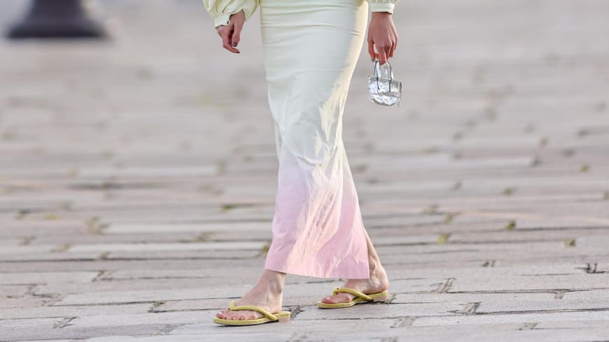 Eine Frau mit gelben Flip Flops