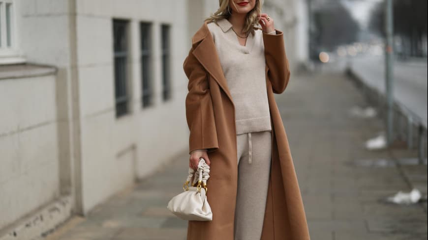 Eine Frau in einem stylischen Loungewear-Set