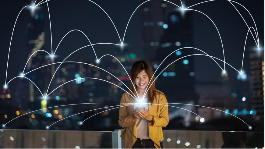 Eine Frau ist mit ihrem Smartphone online