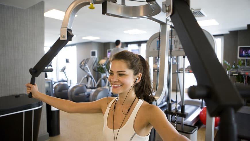 Bei regelmäßigen Fitnessstudio-Besuchen bauen Sie schnell Muskelmasse auf