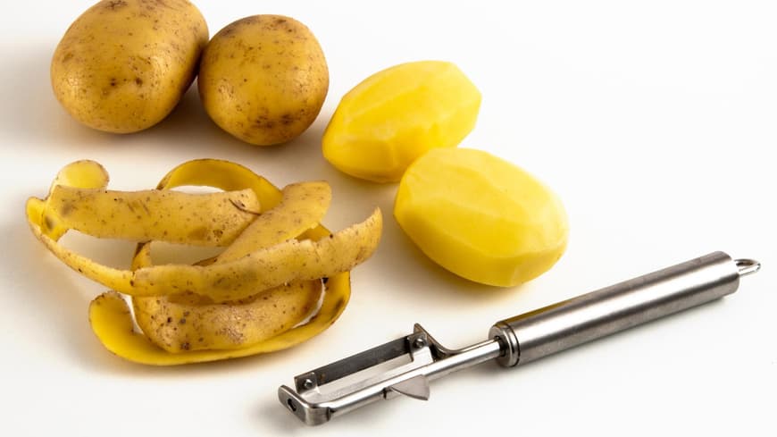 Kartoffeln schälen mit Sparschäler