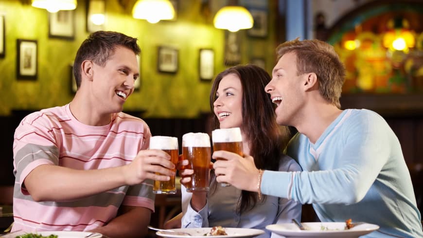 Ein Restaurant-Besuch ist nicht verboten, wenn man krankgeschrieben ist. Aber Zechtouren sollte man unterlassen.