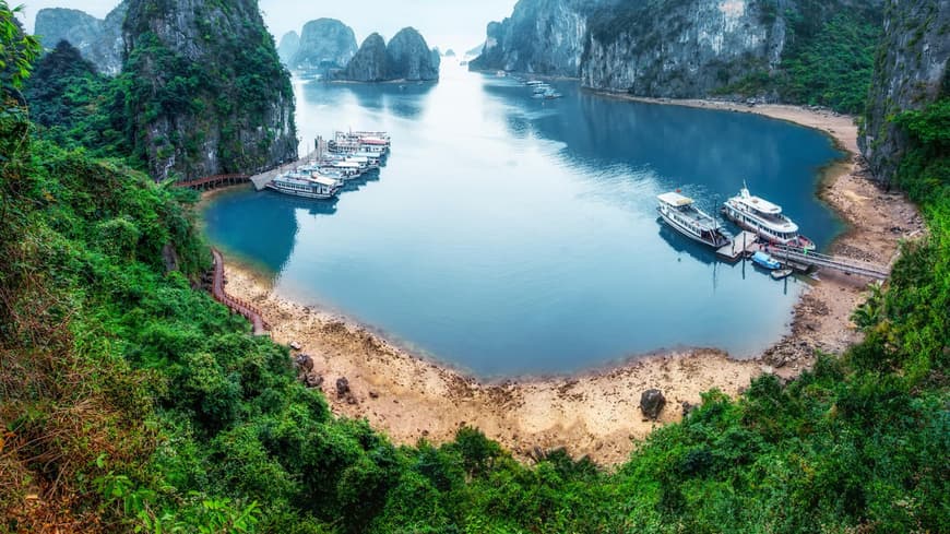 Die 1500 Quadratkilometer große Halong-Bucht gehört mit ihren 1969 Kalkfelsen zum Weltnaturerbe der UNESCO