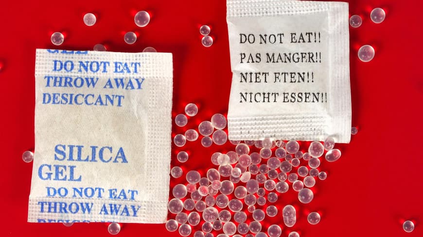 Werfen Sie die kleinen Silica-Päckchen nicht in den Müll, sie können noch sehr nützlich sein.