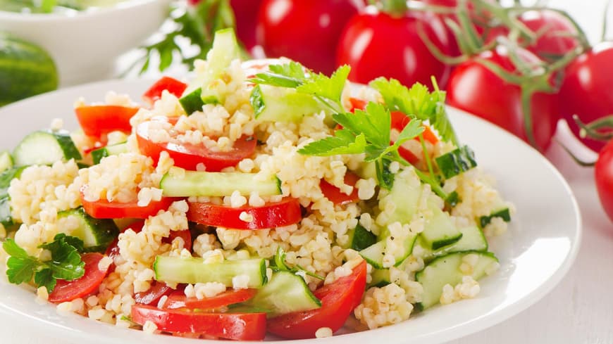 Couscous-Gemüse-Salat mit Gurke, Tomaten und Minze ist ein toller Diät-Begleiter