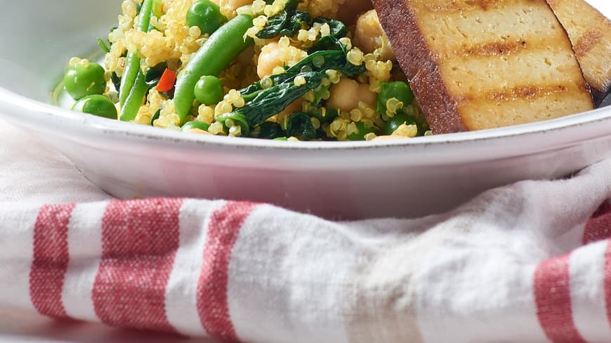 Veganes Risotto aus Quinoa mit verschiedenem Gemüse und leichter Curry-Note