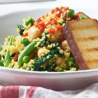 Veganes Risotto aus Quinoa mit verschiedenem Gemüse und leichter Curry-Note