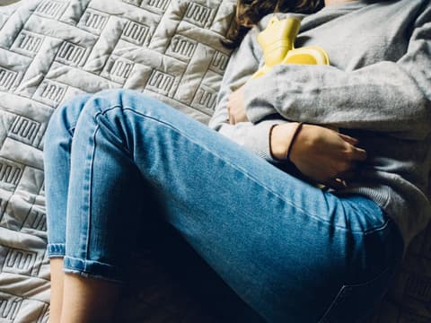 Bei einer Blasenentzüdung kann eine Wärmflasche guttun und die Schmerzen lindern.