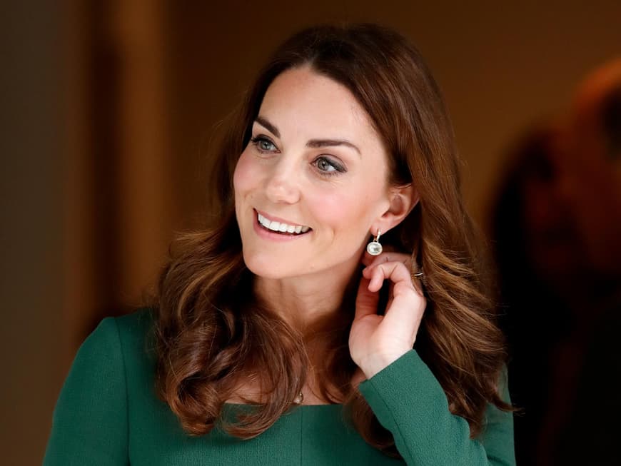 Herzogin Kate mit schönen Ohrringen mit Diamanten