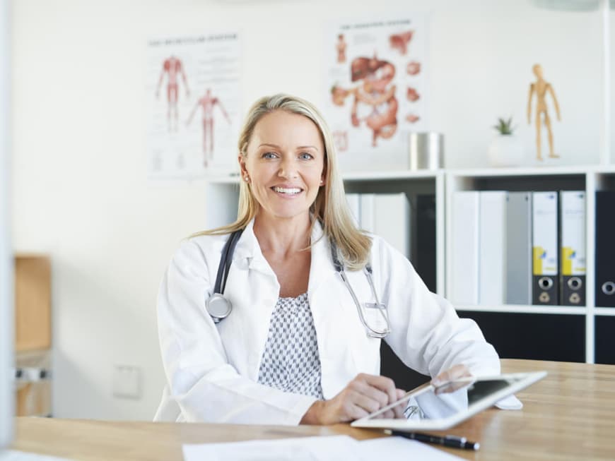 Eine Ärztin hält ein iPad in der Hand