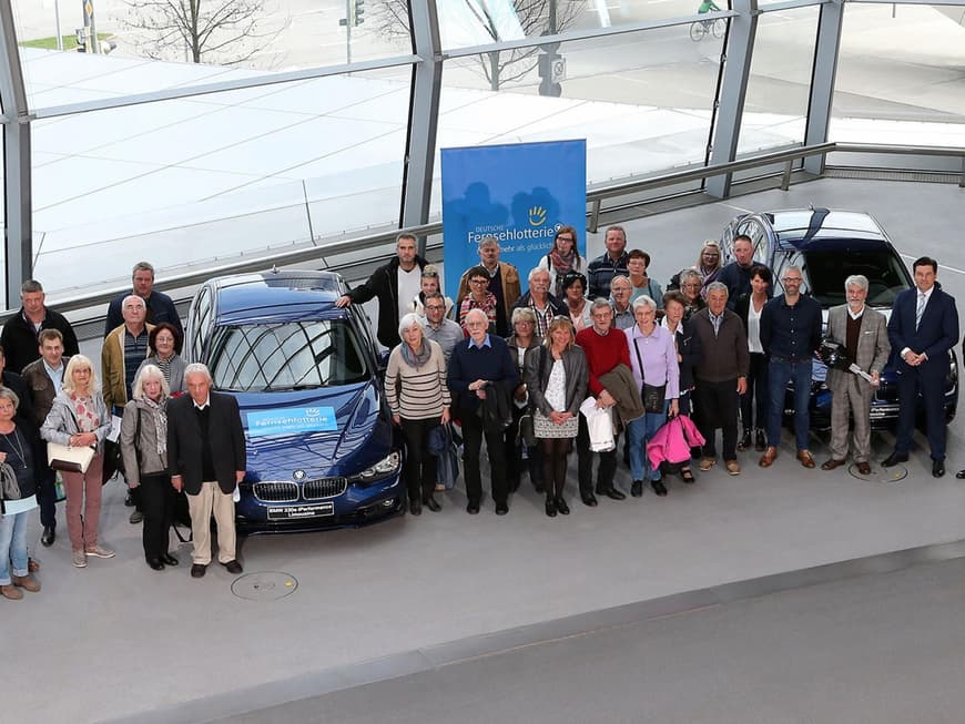 25 glückliche Gewinner kamen zur feierlichen Schlüsselübergabe ihrer neuen Limousine in die BMW Welt in München.
