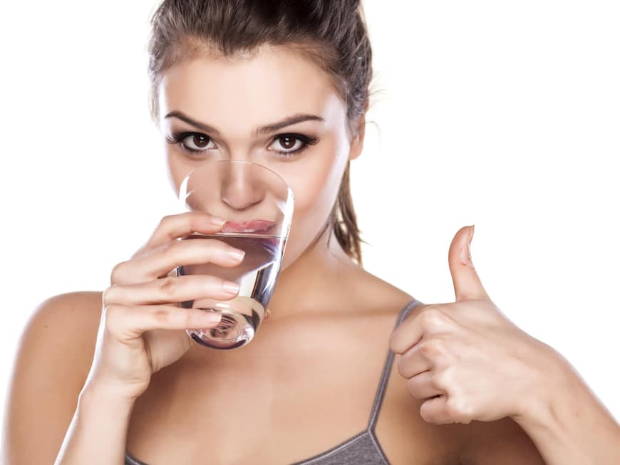 Auch mehr Wasser trinken sollten Sie in dieser Zeit