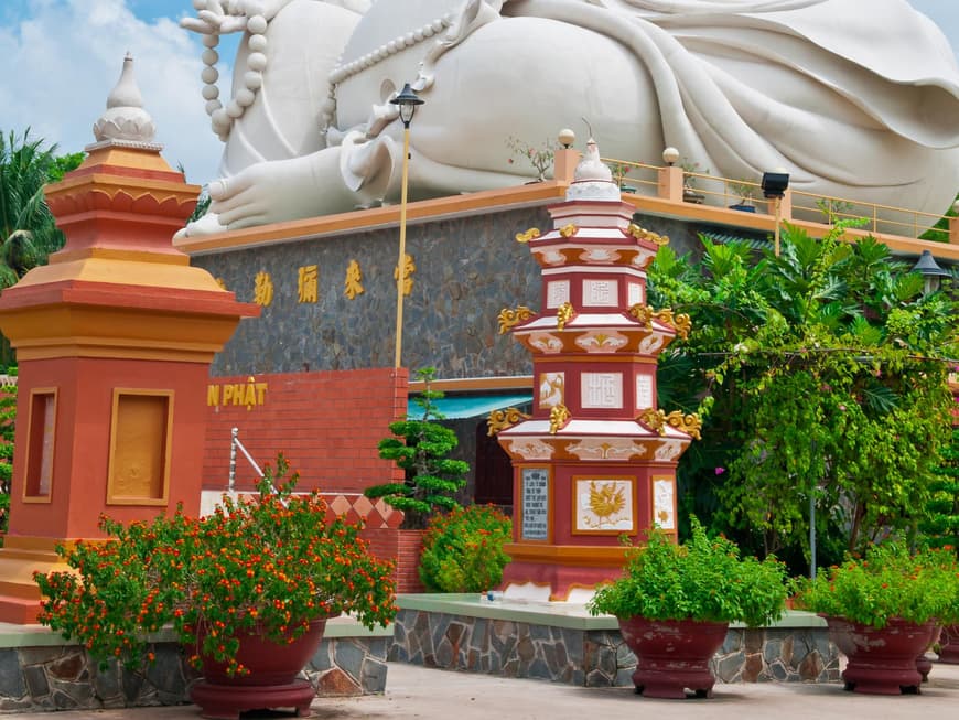 Ein gigantischer, aber sehr freundlicher Buddha sitzt auf dem buddhistischen Vinh Trang-Tempel in der Nähe der Provinz-Hauptstadt My Tho im Mekong-Delta