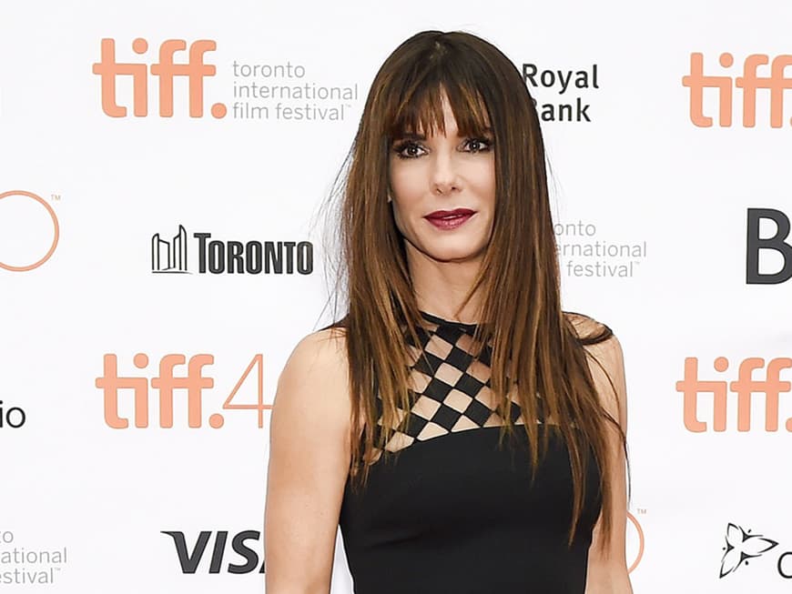 Sandra Bullock scheint einfach nicht altern zu wollen. Mit ihren sehr langen Haaren und frechem Pony sieht die 52-Jährige glatt 20 Jahre jünger aus.