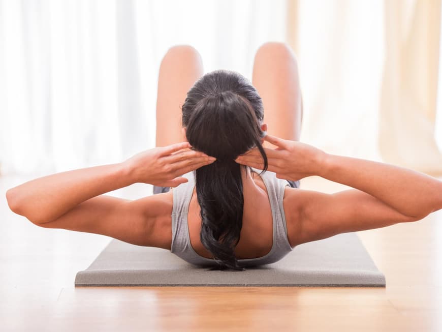 Fitnessübungen im Wohnzimmer 