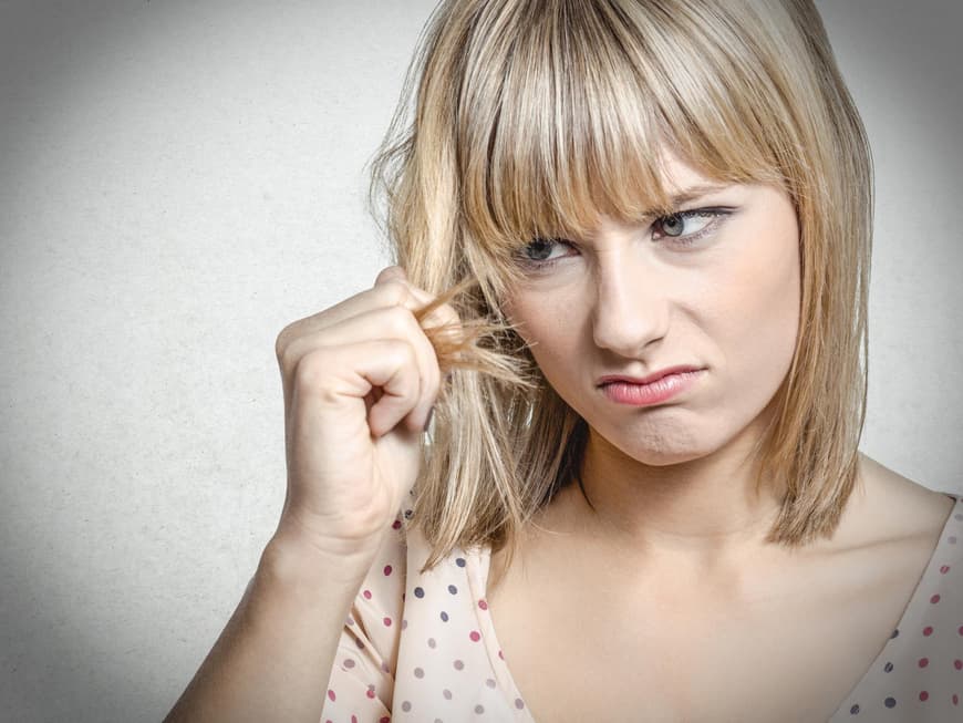 Brüchiges Haar kann auf eine Erkrankung der Schilddrüse hindeuten