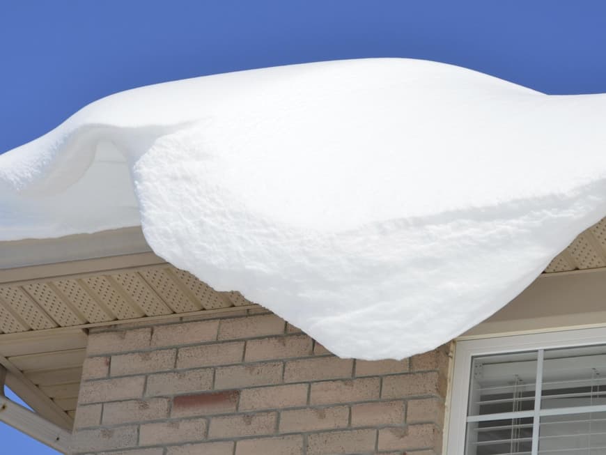 Schneelasten auf dem Dach müssen geräumt werden, weil sie abrutschen können