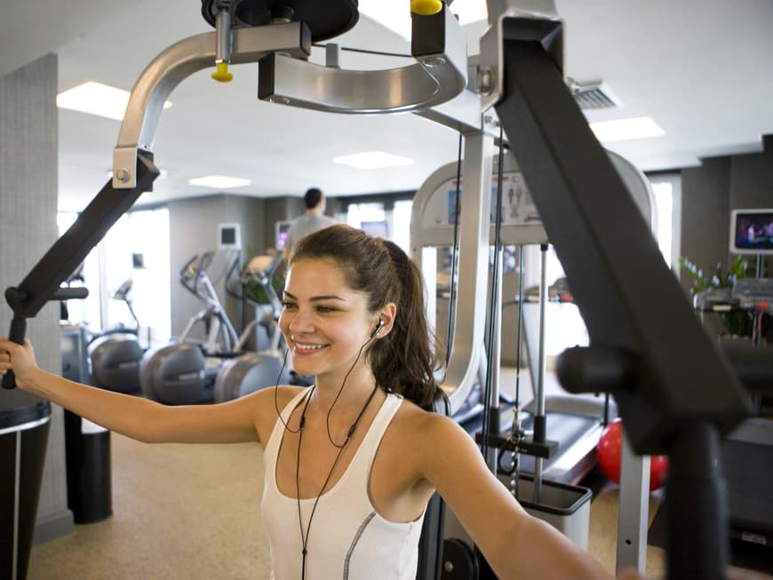 Bei regelmäßigen Fitnessstudio-Besuchen bauen Sie schnell Muskelmasse auf