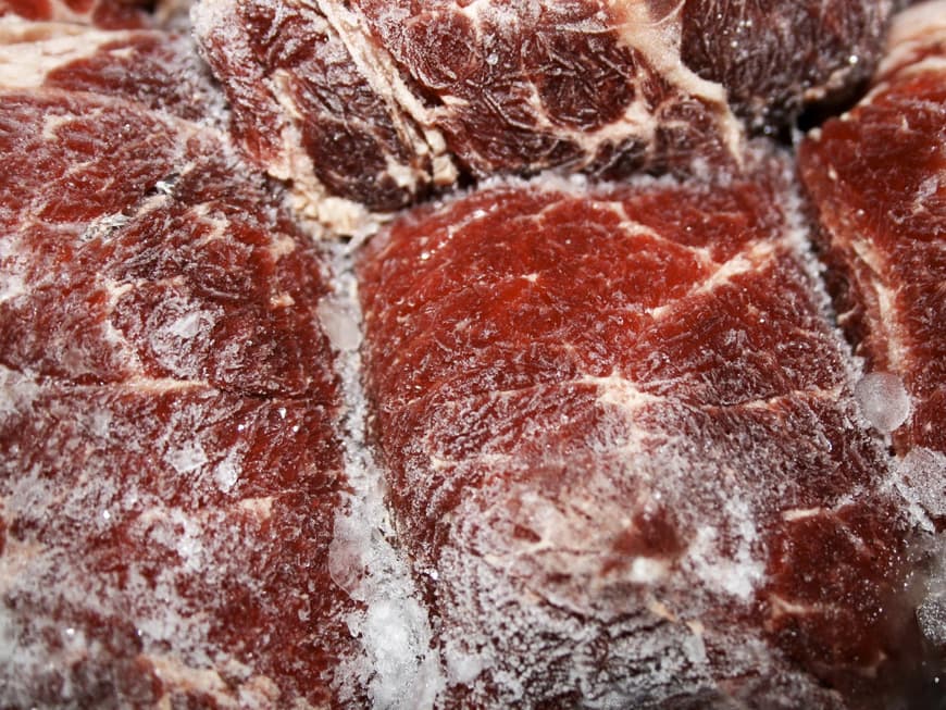 Fleisch muss frisch und luftdicht eingefroren werden, damit es haltbar und bakterienfrei bleibt