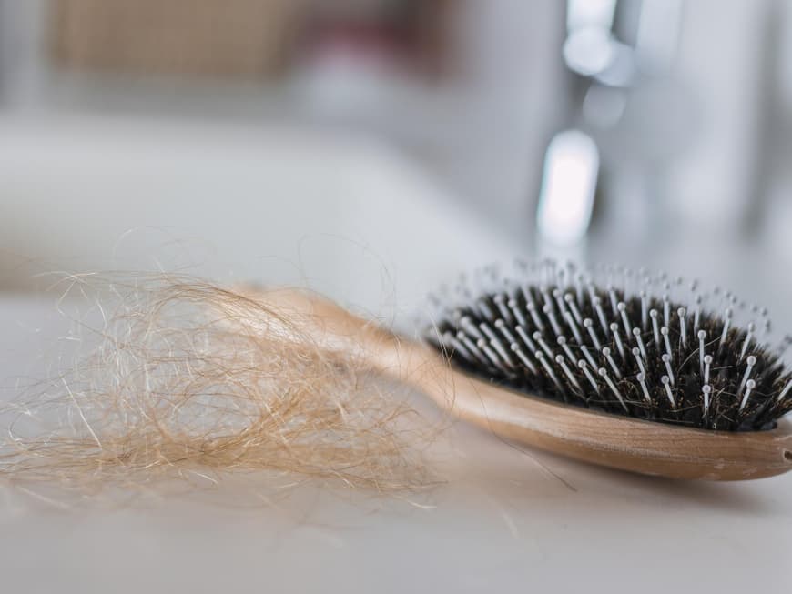 Gehen Sie dem Haarausfall auf den Grund, wenn Sie übermäßig viele Haare ausbürsten