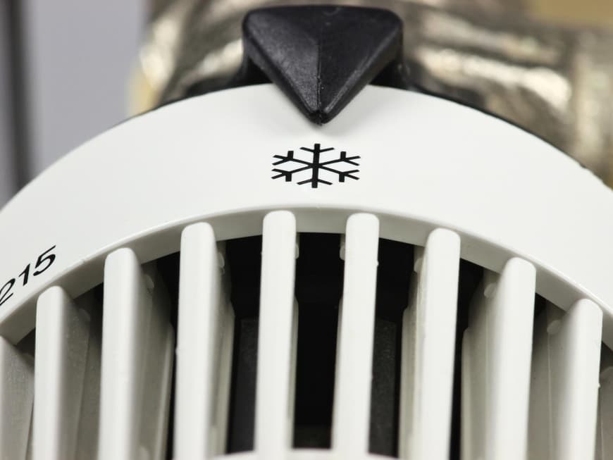 Im Winter die Heizung immer auf kleiner Temperatur laufen lassen, wenn Sie das Haus verlassen