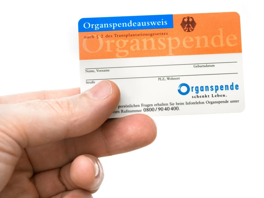 Der Organspendeausweis ist gut neben dem Personalausweis untergebracht, weil er dort im Notfall gut gefunden wird