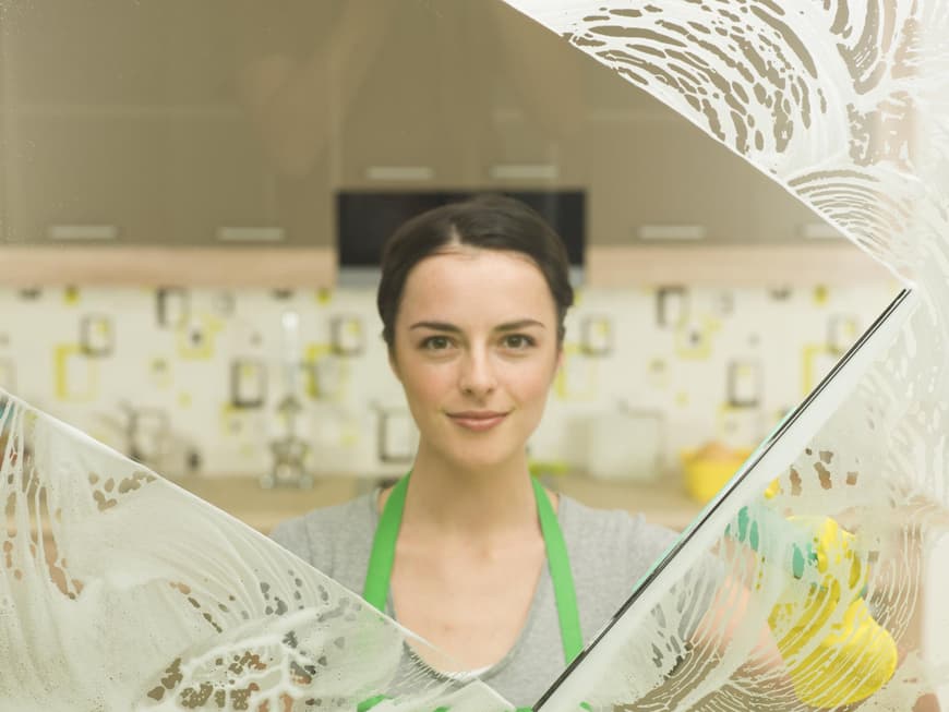 Streifenfreies Putzen: Viele Tipps für glänzende Glasflächen und Fenster