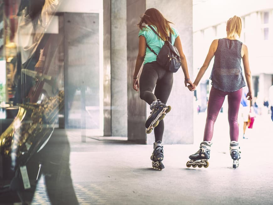 Bewegung macht fit und zufrieden, ob Rollerbladen, Spazierengehen oder Sport