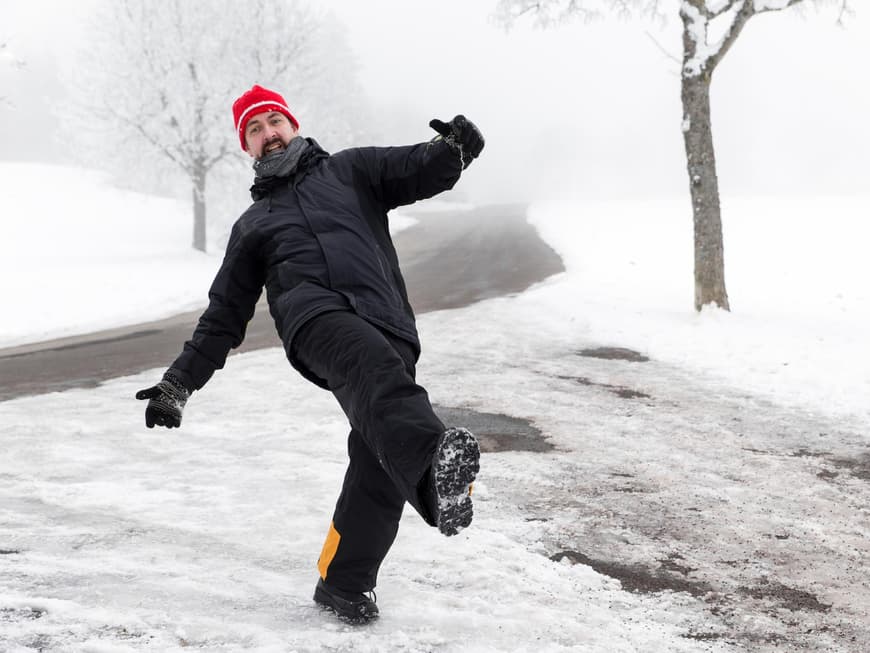 Bürgersteigen müssen von Schnee und Eis befreit werden, sonst zahlen Sie eventuell bei Unfällen