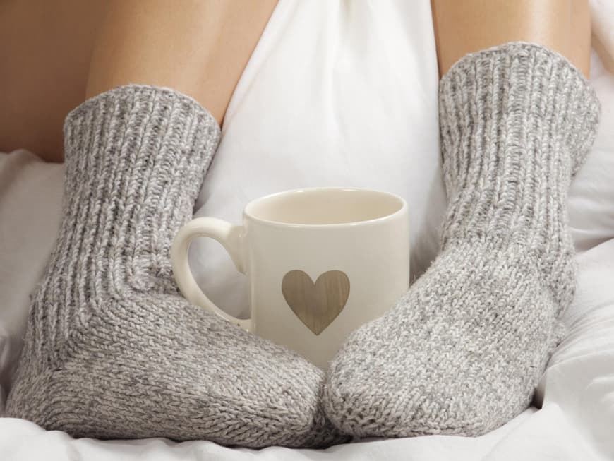 Mit kalten Füßen schläft es sich schlecht, also besser warme Socken anziehen
