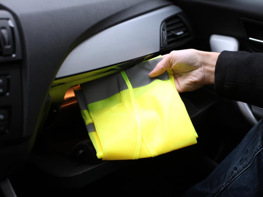 Die signalfarbene Weste gehört mittlerweile pflichtmäßig in jedes Auto 