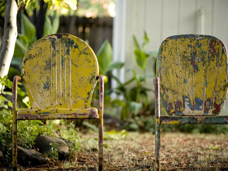 Aus alt mach neu: So peppen Sie Ihre alten Gartenmöbel selbst wieder auf