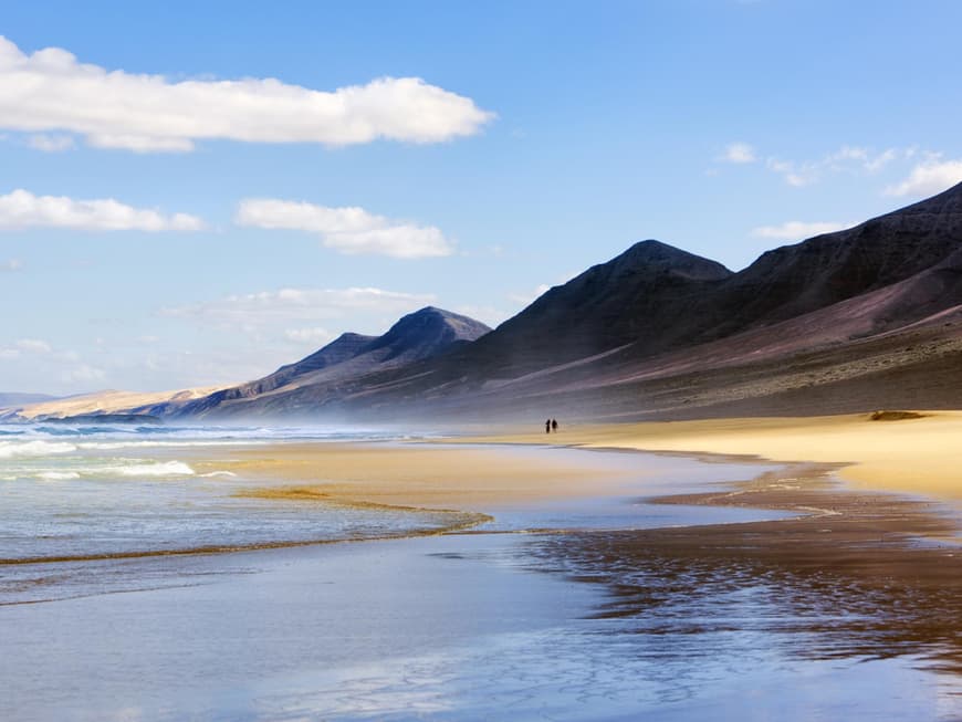 Abendstimmung am Strand: Ein Sonnenuntergang im Sand gehört zu den schönsten Urlaubserlebnissen