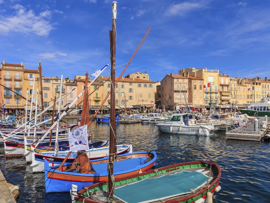 In den französischen Marinas legen Yachten und Motorboote an