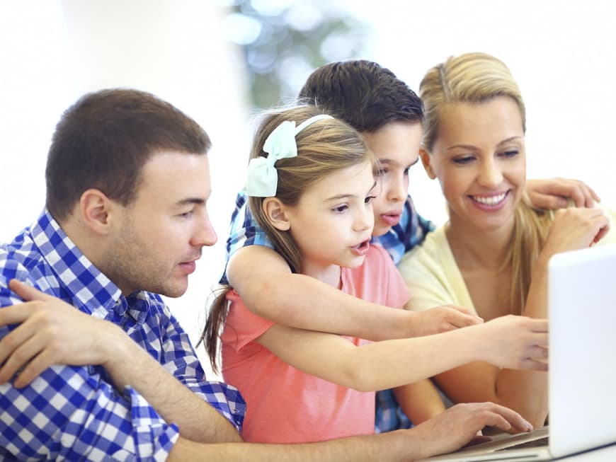 Besprechen Sie mit Ihren Kindern unbedingt die Gefahren, die im Internet lauern