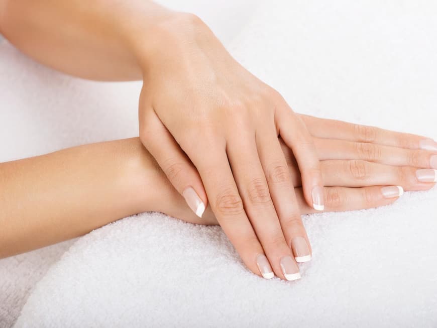 Besonders im Winter sollten Sie Ihre Hände häufig einfetten und Handschuhe tragen
