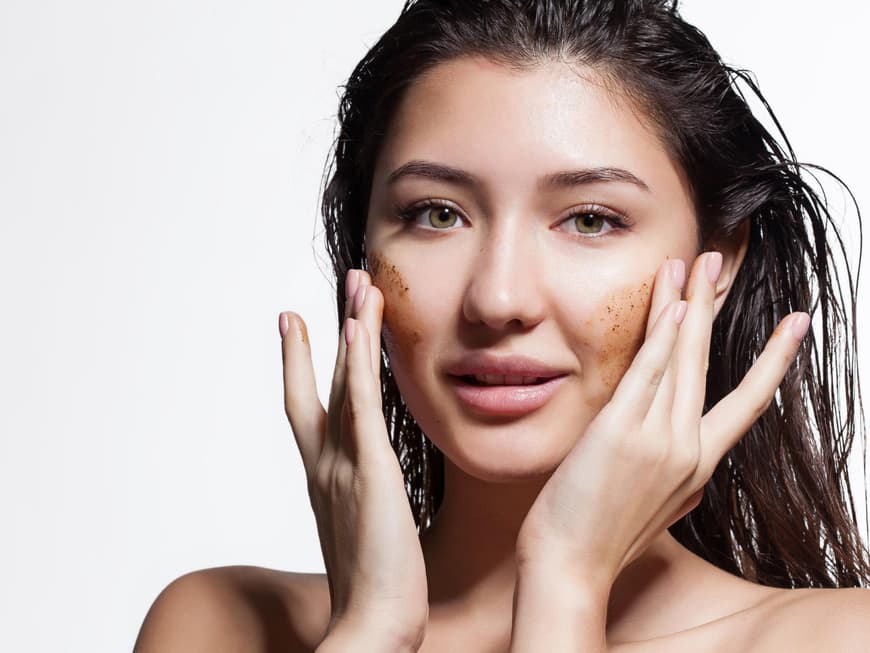 Regelmäßiges Peeling reinigt und strafft die Gesichtshaut