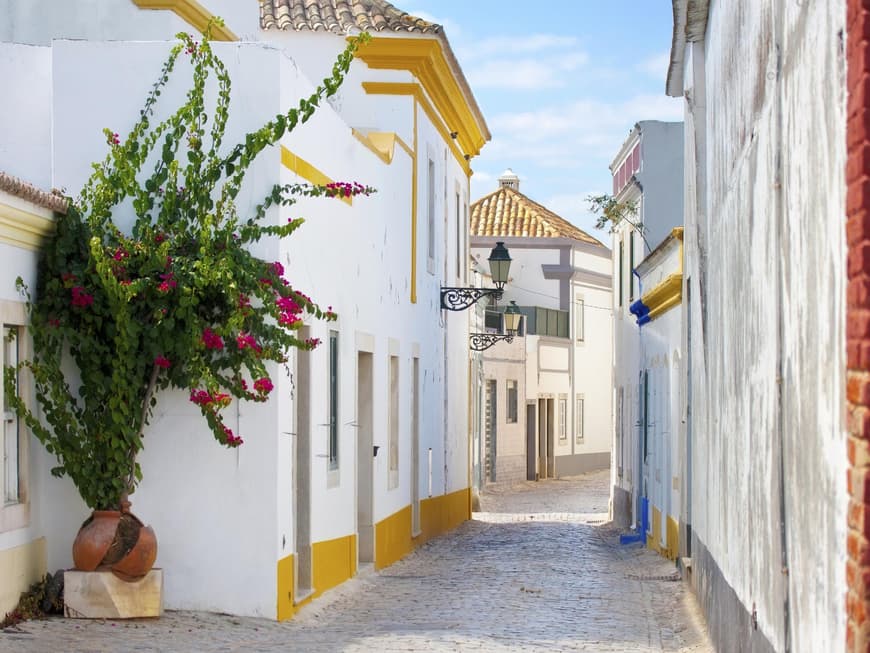 Die kleinen Gassen und Straßen in Portugal erfordern gutes Schuhwerk