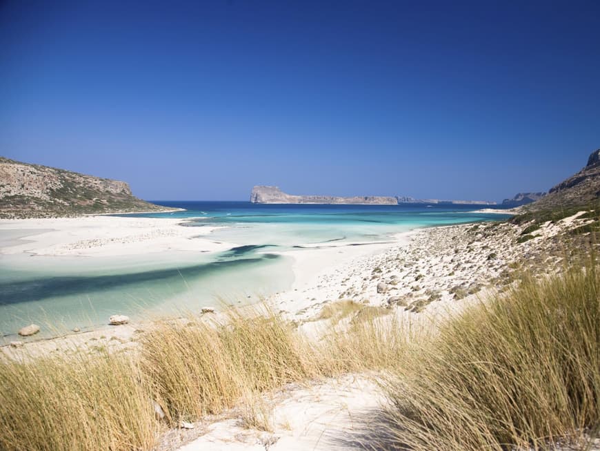 Weißer Sandstrand und Dünenlandschaften laden zum Kretaurlaub ein