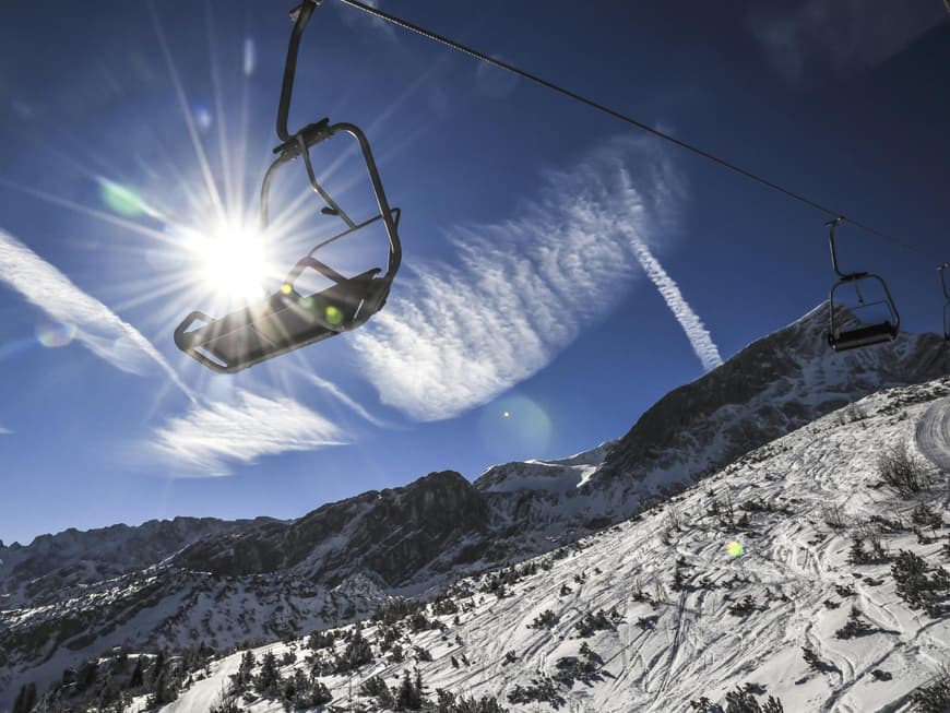 Moderne Skilifte und Gondeln befördern Skifahrer in Deutschland, wenn es geschneit hat
