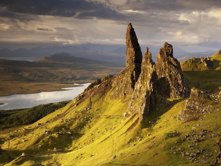 Schottlands spektakuläre Natur: arktische Küste, grüne Hügel und wildes Wetter