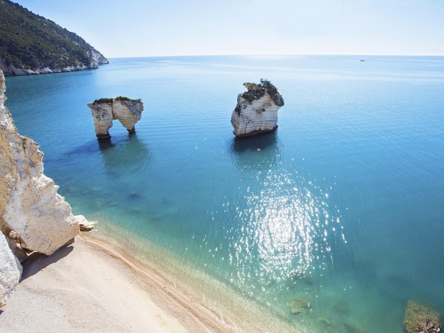 Italiens Region Apulien besticht mit stahlblauem Wasser und langen Sandstränden