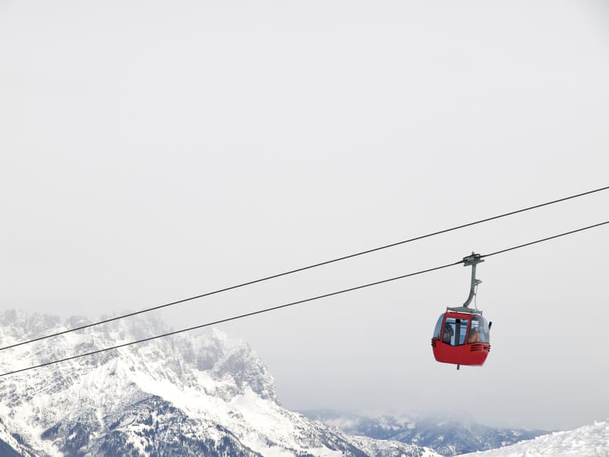 Mit Gondeln geht´s hinauf auf die verschneiten Berge